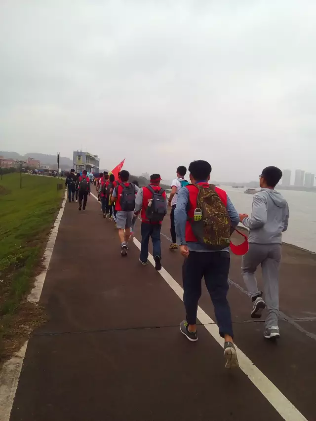 萬(wàn)人同行，相競(jìng)相伴；亮閣門(mén)窗，一路向前。