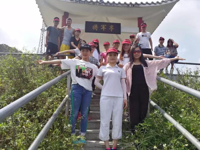 亮閣門窗|青春不朽，勇攀高峰；不登將軍亭，枉游北嶺山。